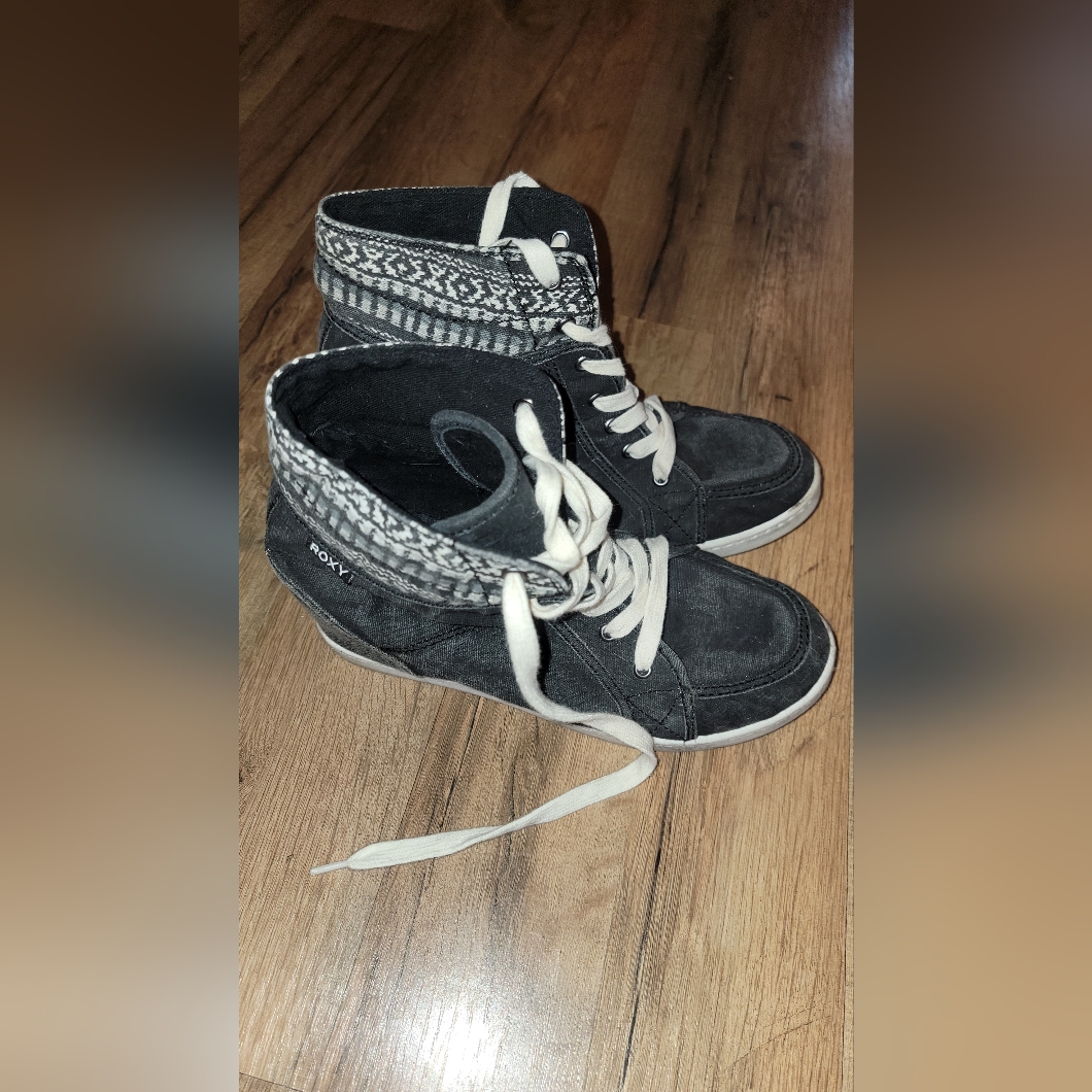 3/25$, Roxy Heeled Sneaker Black And White Size 9
